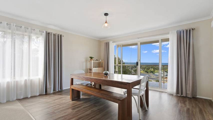 Holiday home for 10 people, with terrace in Lakes Entrance