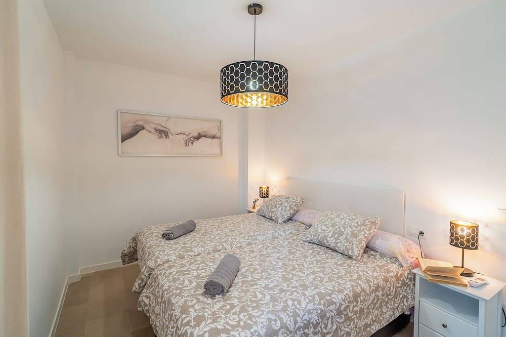 Apartamento entero, Apartamento en primera línea de playa con piscina y terraza vista mar, Málaga in Churriana, Málaga