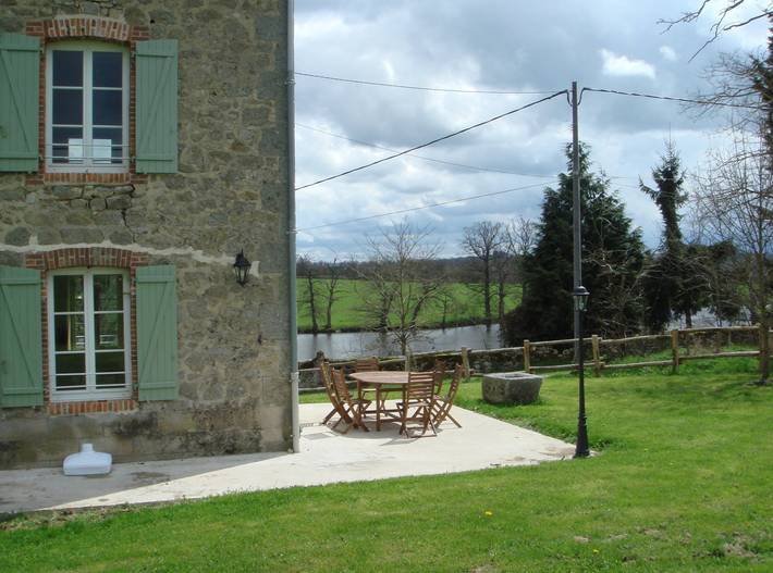 Gîte pour 6 personnes, avec vue sur le lac ainsi que terrasse et jardin dans la Creuse - 4