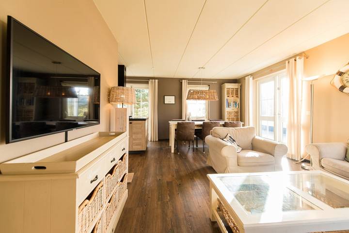 Ferienhaus für 6 Personen, mit Balkon/Terrasse und Whirlpool sowie Terrasse und Garten in Friesland - 3
