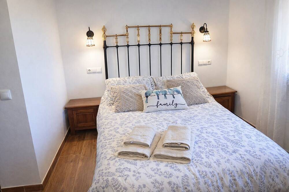 Peaceful Gated Home, Fast Wifi for Remote Work, Private Pool, Bbq, Kids Area in Casabermeja, Provincia de Málaga