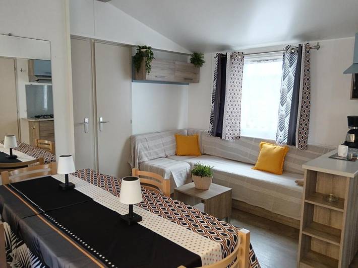 Camping pour 2 personnes, avec terrasse et piscine
