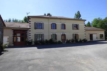 Location de vacances pour 27 personnes, avec jardin et jacuzzi à Nouart