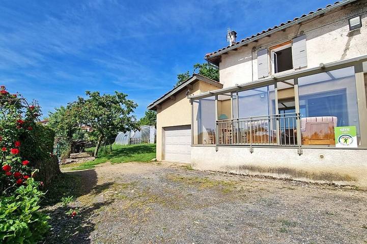 Gîte pour 4 personnes, avec jardin à Lézigneux