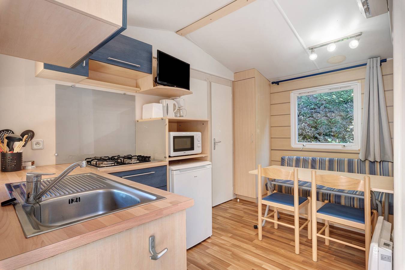 Caravan “Mobil Home Venus No. 22” with Shared Pool in Vaulnaveys-le-Bas, Isère