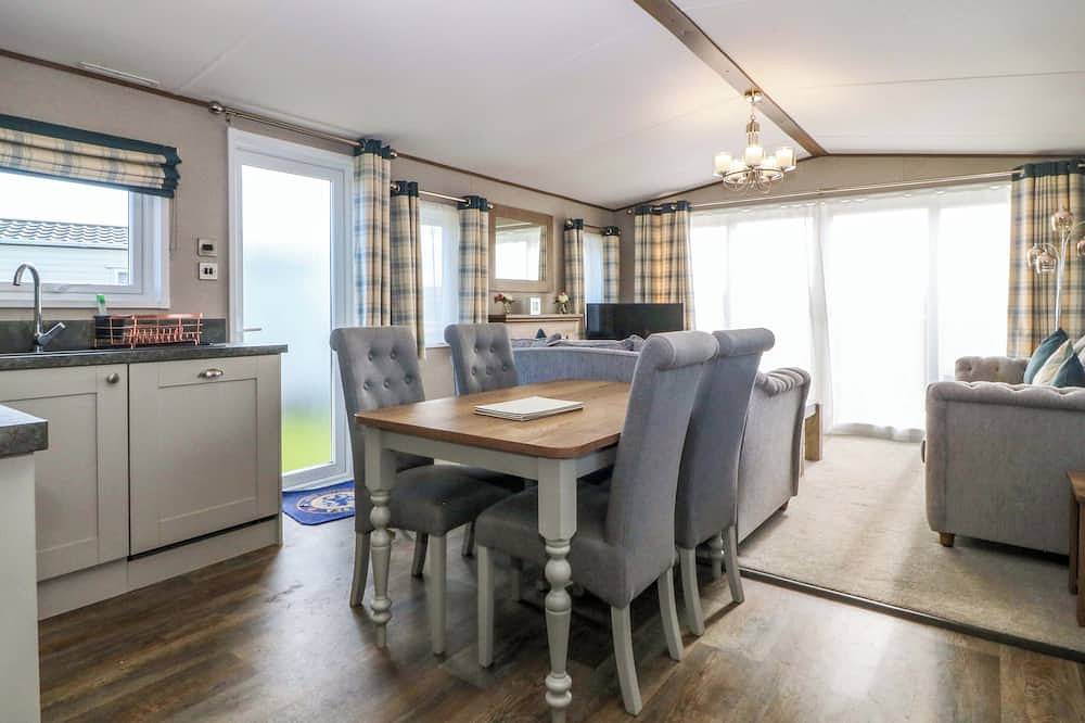 L1 Farmer, pet friendly, with pool in Towyn in Towyn, Conwy region