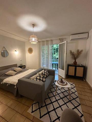 Gîte pour 2 personnes, avec terrasse et vue, animaux acceptés à Gréoux-les-Bains