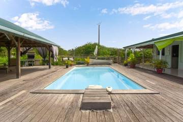 Lodge pour 2 personnes, avec piscine ainsi que jardin et vue en Martinique
