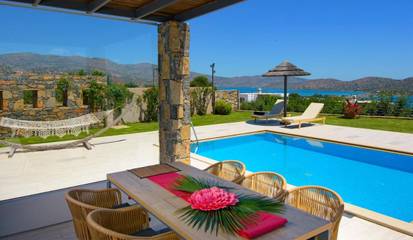 Cottage pour 4 personnes, avec vue ainsi que piscine et jardin, animaux acceptés dans Elounda