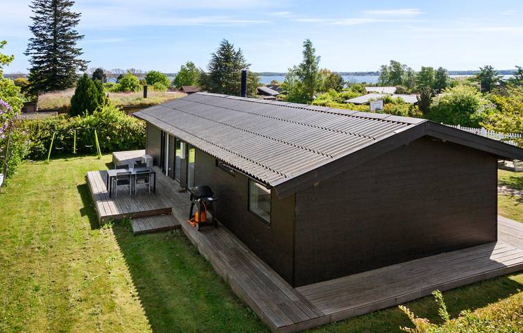 Ferieudlejning for 6 personer, med have og terrasse i Bogø
