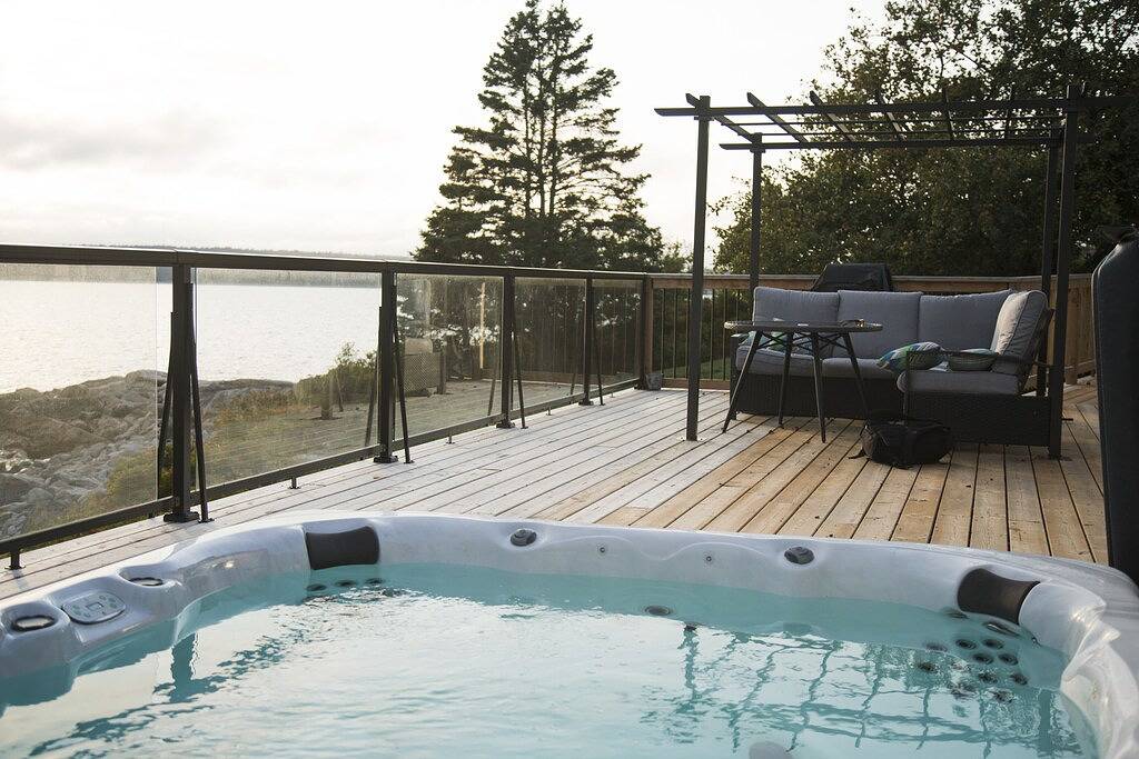 Tiny Ocean Front Retreat in Region of Queens Municipality, Queens County