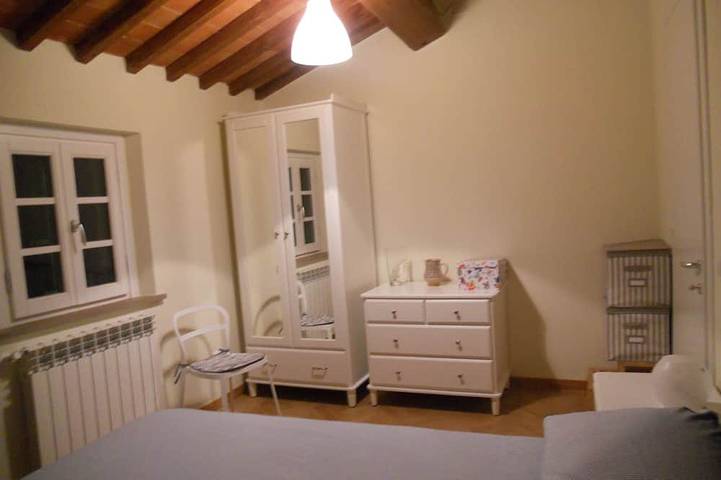Appartamento intero, Bellissimo appartamento restaurato con 2 camere da letto e piscina a sfioro in Peccioli, Pisa e dintorni