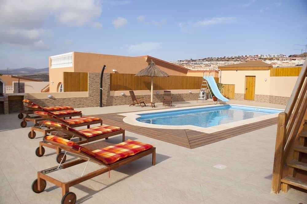Villa de 4 dormitorios en la ciudad, piscina de 10 m con tobogán para niños, valla de seguridad, barbacoa, salones al aire libre in Caleta de Fuste, Antigua