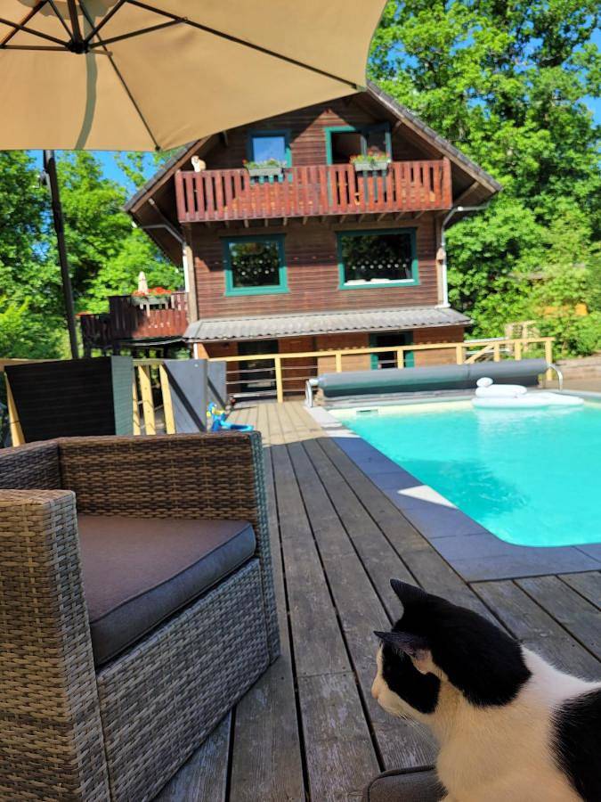 Chambre d’hôte pour 2 personnes, avec vue ainsi que jardin et piscine à Somme-Leuze