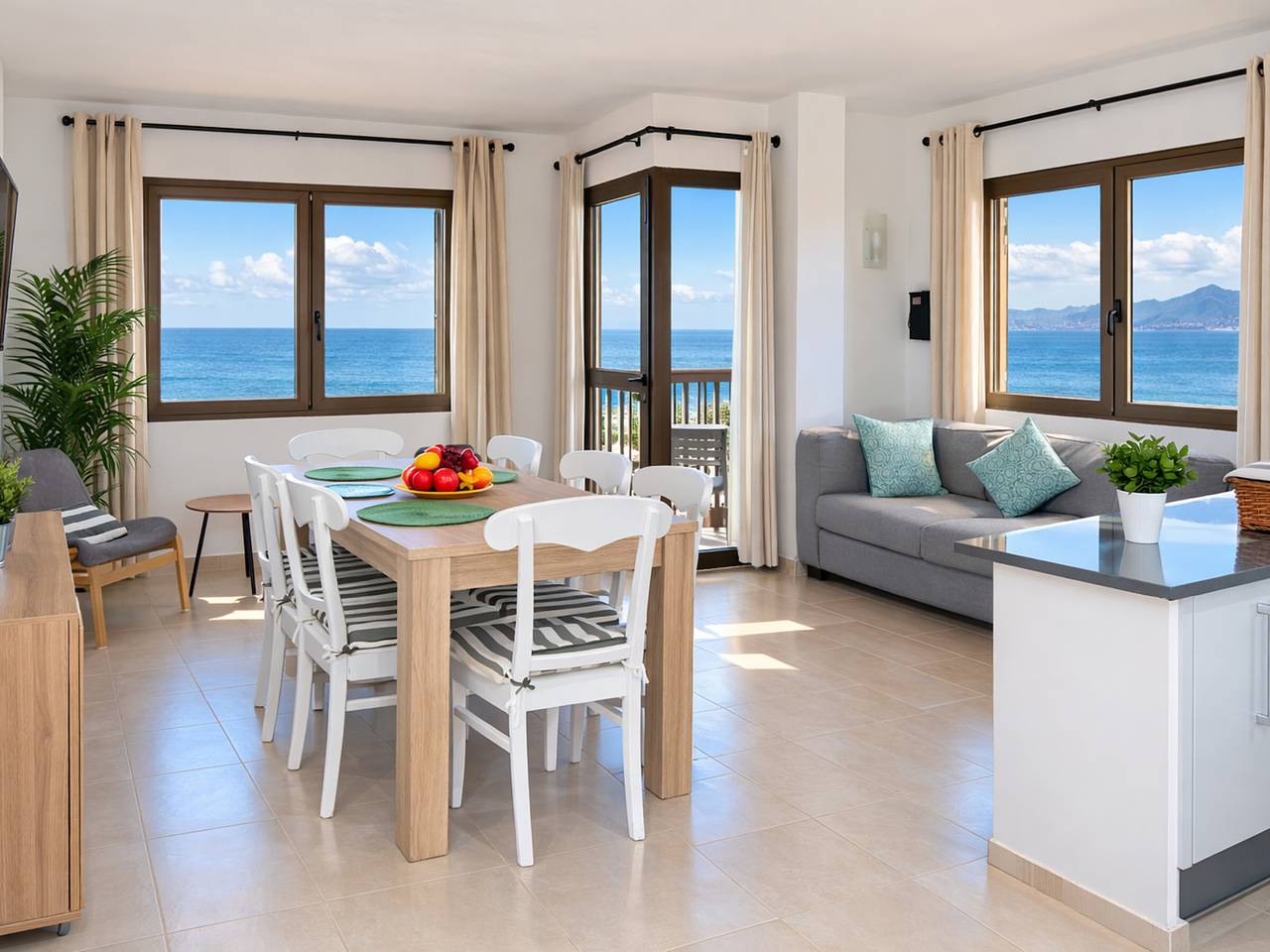Entire apartment, Seafront apartment panoramic view - 4 guests in Can Picafort, Santa Margalida