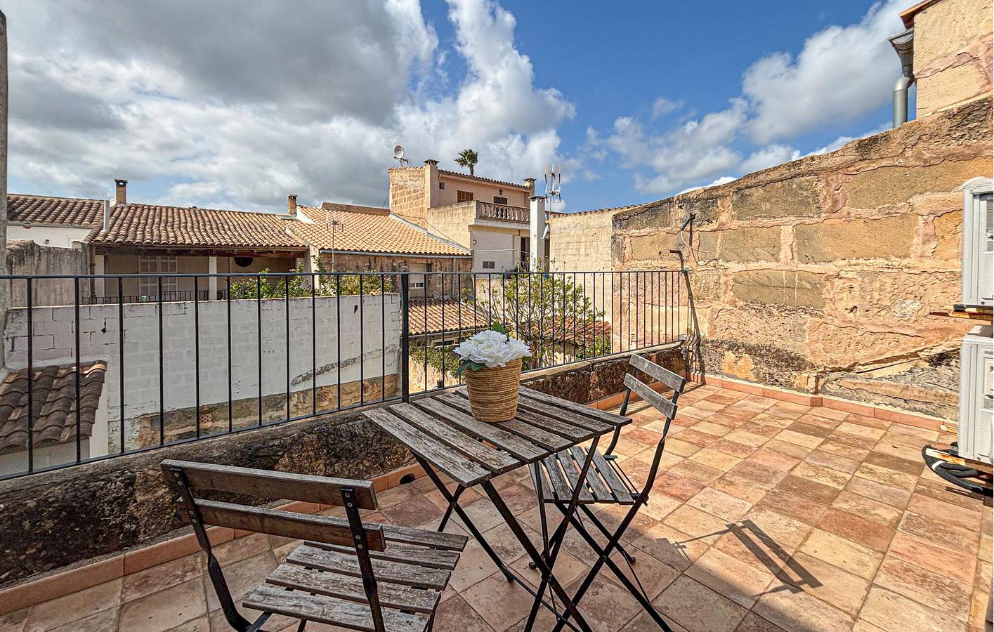 Moderno apartamento de 1 dormitorio con piscina y cocina, a pocos pasos de restaurantes locales. in Petra, Interior de Mallorca