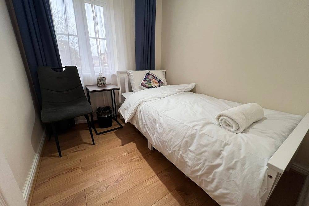 Oxford four beds family and pets friendly home with driveway parking in Oxford, Oxfordshire
