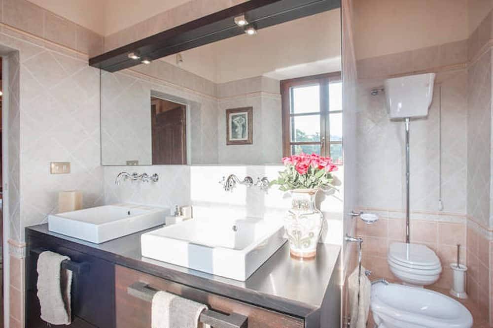 Palazzo K - B&B in country home with pool (room Tower) in Savona, Province de Savona