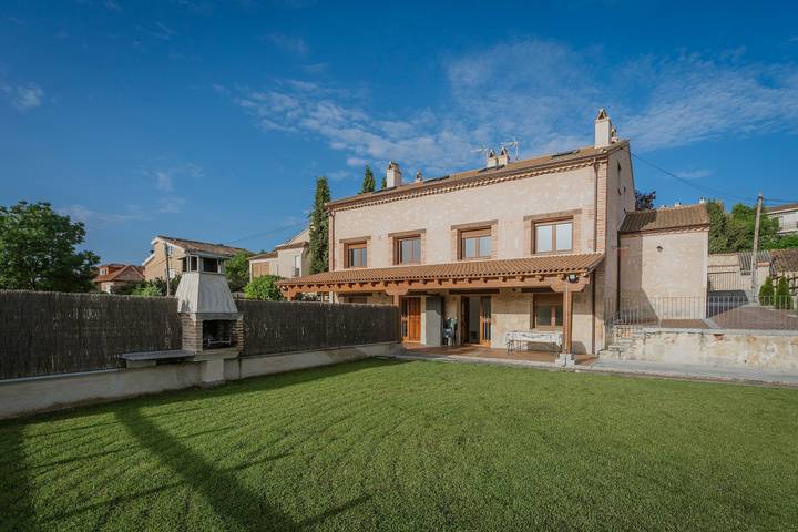Casa rural para 8 personas, con jardín en Cabañas de Polendos