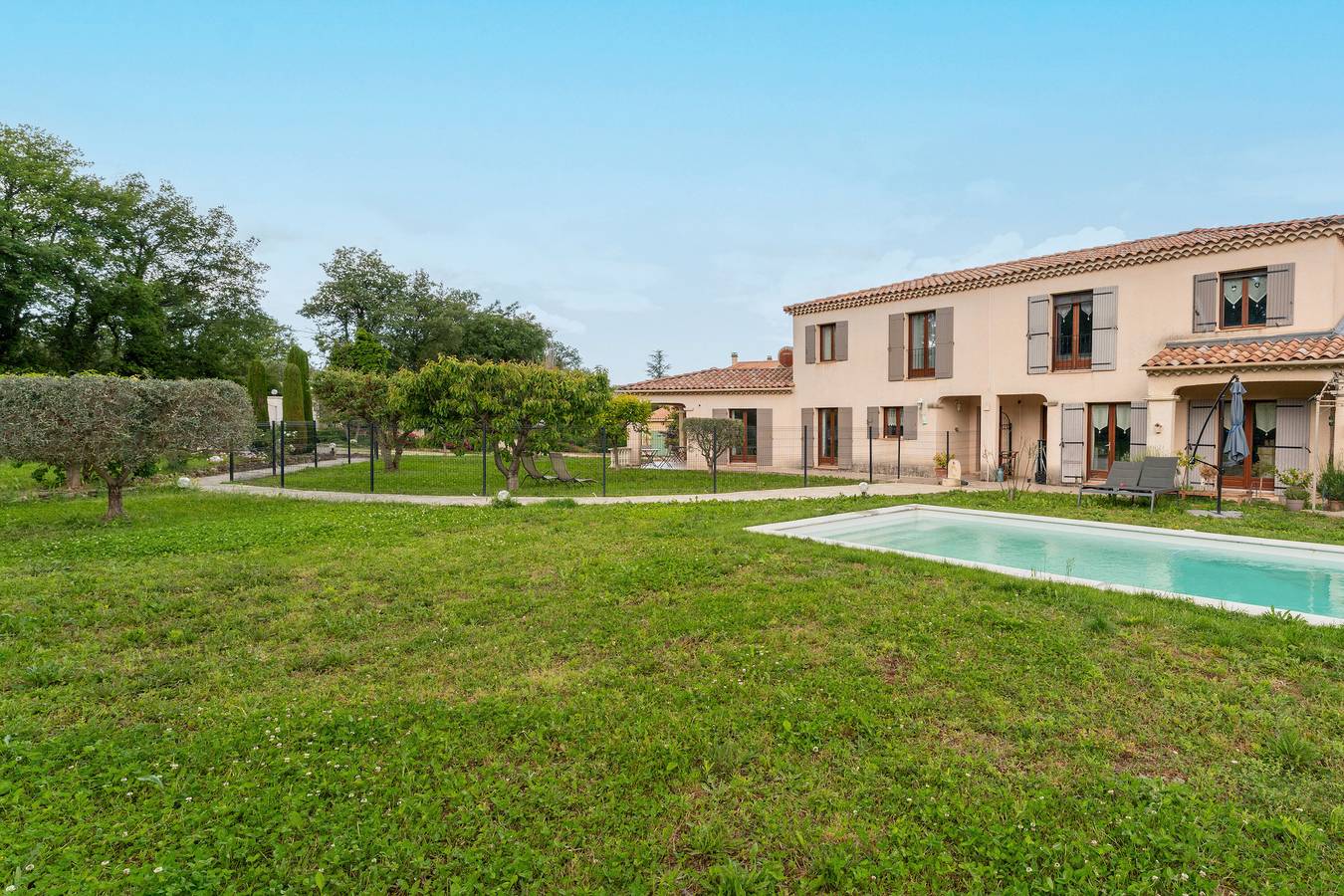 Le Nichoir al pie del Ventoux con piscina, jardín privado y aire acondicionado in Malemort-du-Comtat, Parque natural regional del Mont Ventoux