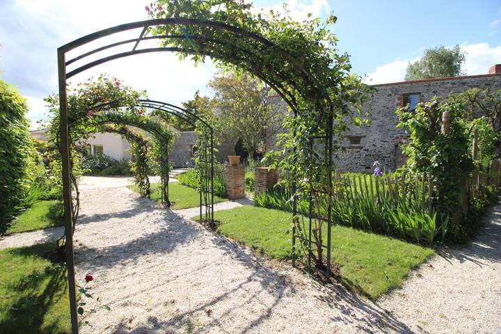 Location de vacances pour 20 personnes, avec Jacuzzi et Terrasse ainsi que Jardin et Piscine dans Essarts-en-Bocage