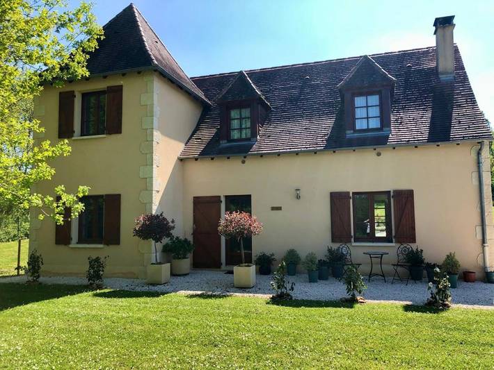 Location de vacances pour 8 personnes, avec Terrasse et Jardin ainsi que Piscine et Vue à Valojoulx
