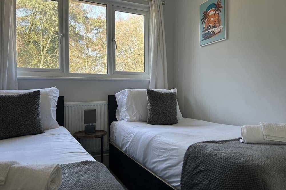 Spacious 3 bedroom House, Close to Gatwick in Crawley, West Sussex