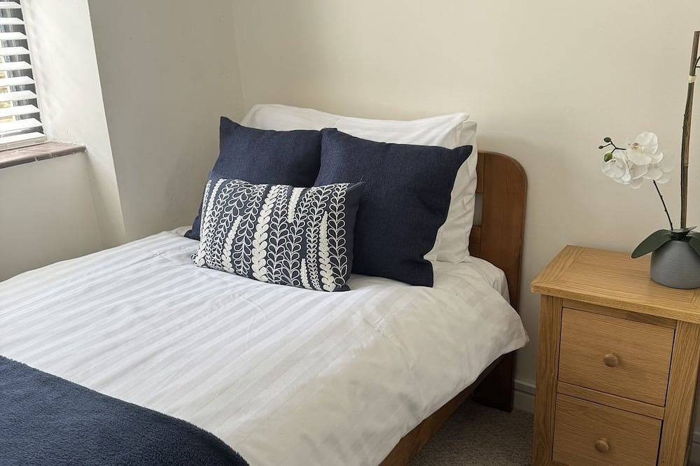 Cottage-Traditionell-Ensuite mit Dusche-Blick auf den Hof in Burford, Oxfordshire
