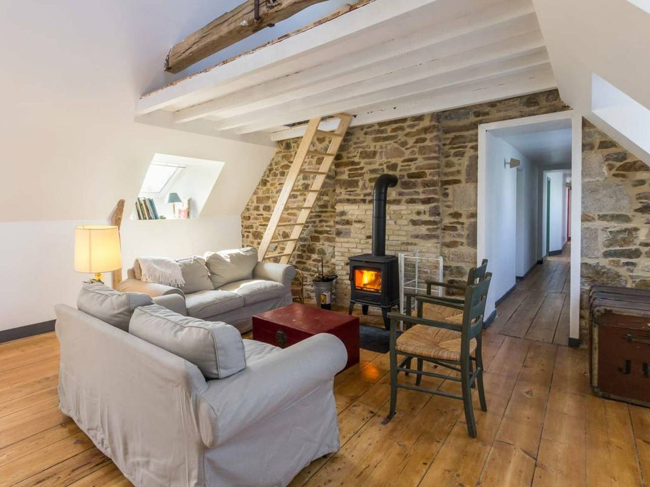 Appartement entier, Duplex rénové avec jardin privé, proche de Granville, idéal pour familles, wi-fi, parking inclus in Bréville-sur-Mer, Région de Coutances