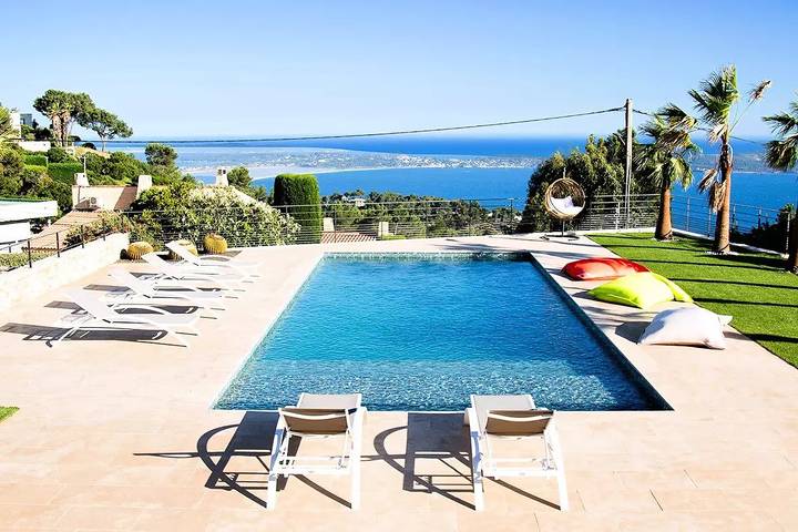 Villa for 10 people with sea view and heated swimming pool in Carqueiranne in Carqueiranne, Mediterranean Coast (France)