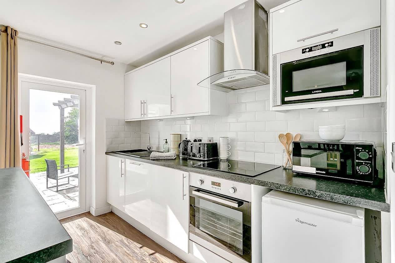 Modern 2 Bed Sidmouth Holiday Chalet w Terrace in Branscombe, Jurassic Coast