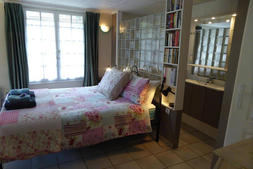 Large 2 Person Apartment with Air Conditioning & lovely private outdoor area in Rognonas, Arles region