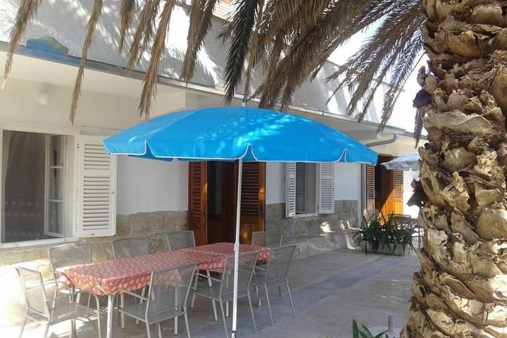 Ferienhaus für 11 Personen, mit Balkon und Terrasse sowie Garten und Ausblick in Banjol