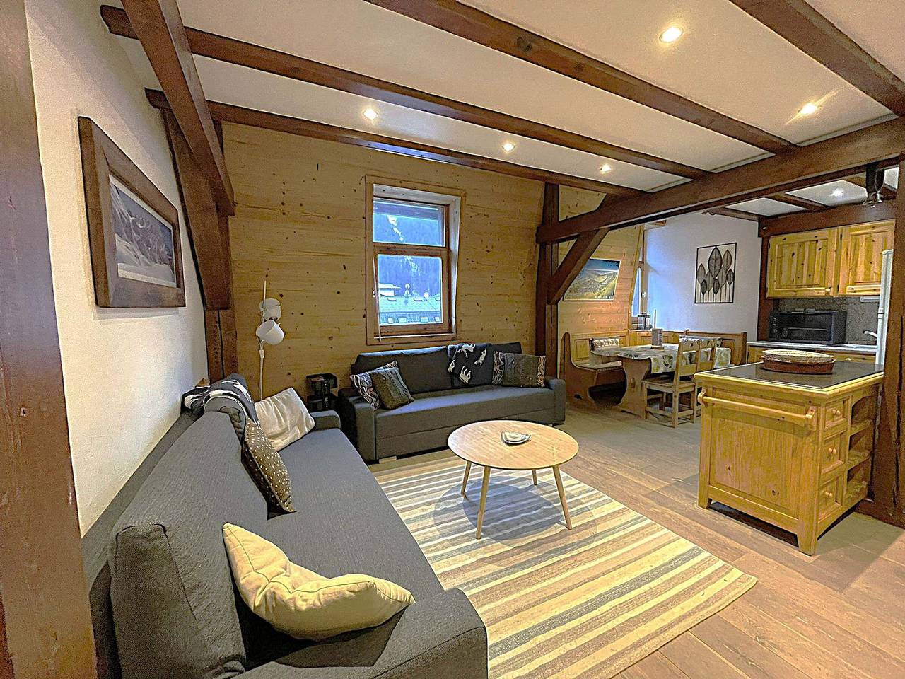 Entire apartment, Chamonix center duplex for 6 with parking and wifi in Brevent-Flegere, Chamonix-Mont-Blanc