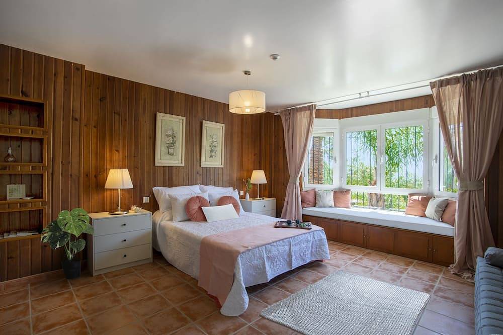 10 Bedroom 5* Luxury Villa . Heated Pool & 6 seater jacuzzi.. 30 Guests max  in Mutxamel, Costa Blanca