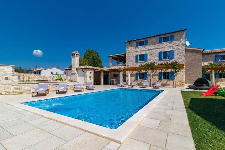 Villa für 20 Personen, mit Balkon/Terrasse und Garten sowie Pool in Istrien