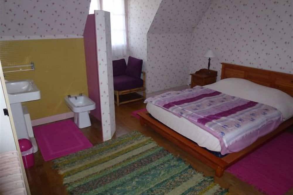 Périgord-Limousin, belle maison de village dans un jardin au pied du château in Jumilhac-le-Grand, Parc naturel régional Périgord-Limousin