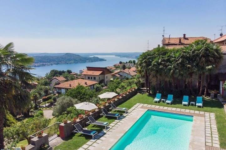 Location de vacances pour 14 personnes, avec balcon/terrasse et terrasse à Brovello-Carpugnino