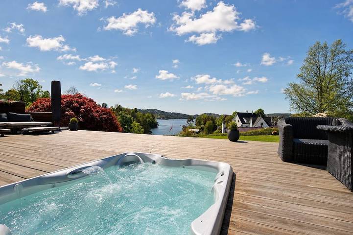 Villa for 19 people, with garden and hot tub as well as terrace in Norway