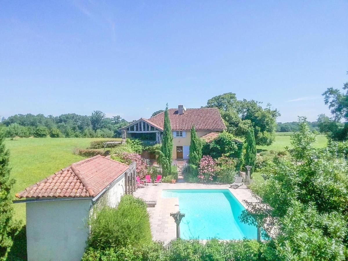 Beautiful farmhouse with private pool in Le Houga, Gers