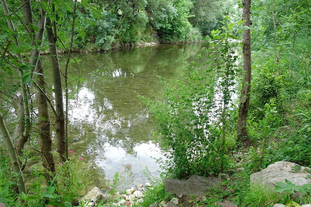 Ganze Wohnung, Großer ruhiger Garten am Fluss im Zentrum des Dorfes in Lodève, Lodève und Umgebung