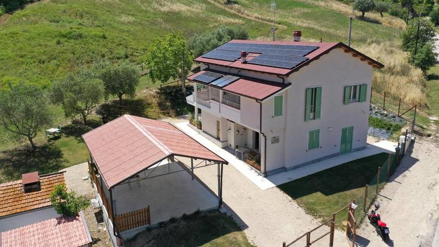 Location de vacances pour 10 personnes, avec Balcon et Terrasse ainsi que Jardin et Vue à Notaresco