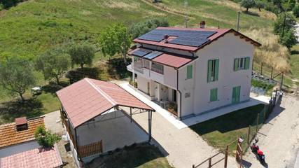 Location de vacances pour 10 personnes, avec vue et jardin à Notaresco