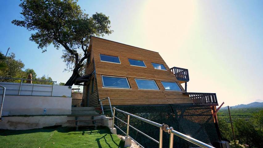 Cabaña para 3 personas, con Balcón y Jacuzzi además de Terraza y Jardín en Gandía