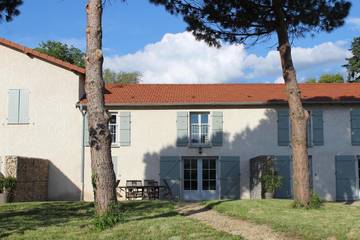 Gîte pour 4 personnes, avec terrasse ainsi que jardin et piscine à Charnay-lès-Mâcon