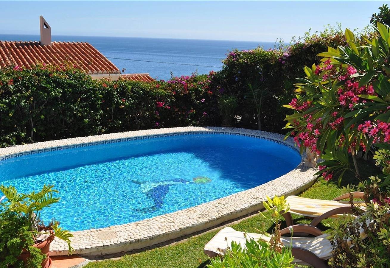 Wonderful Villa Princessa with Sea & Mountain Views, Pool, and Wi-Fi in Playa de Burriana, Nerja