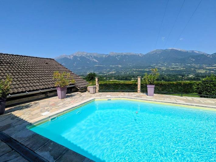 Gîte pour 4 personnes, avec Terrasse et Jardin ainsi que Piscine et Vue dans Monthion