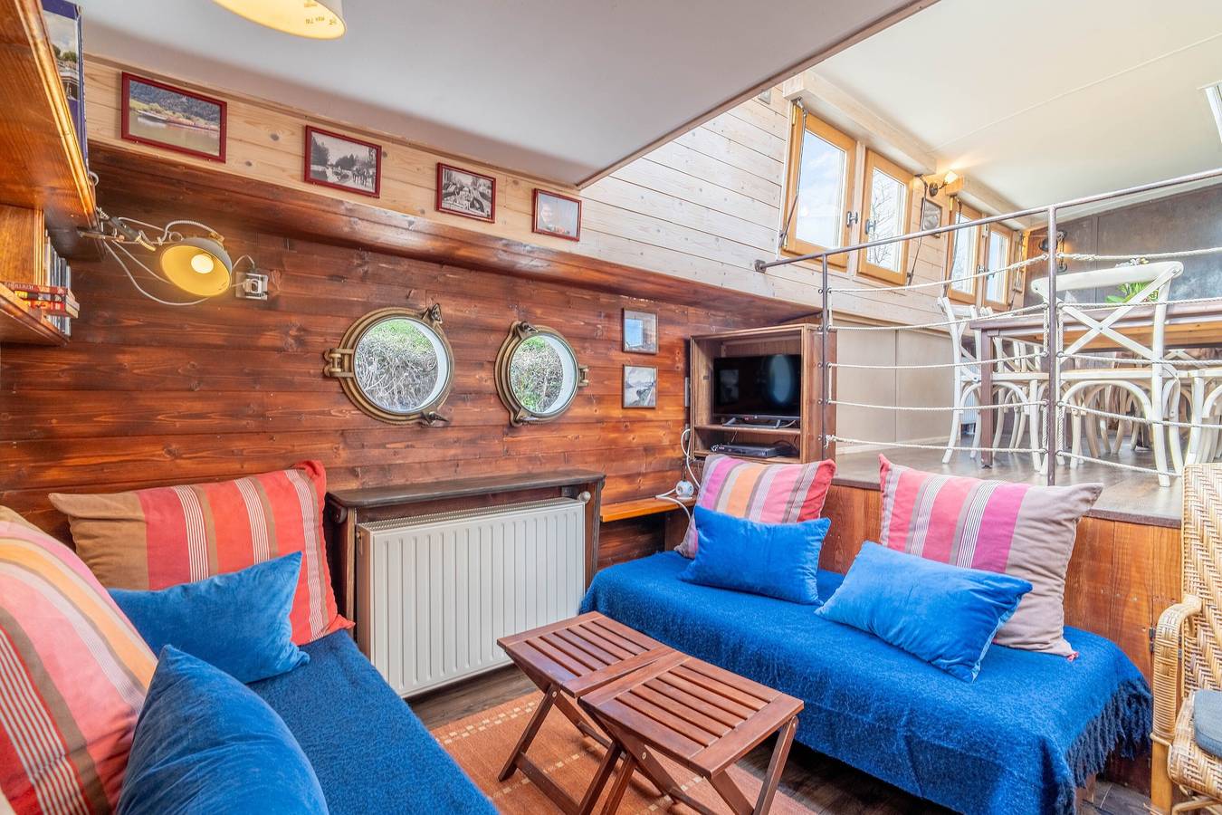 Péniche Haricot Noir en el Canal du Midi con terraza privada sobre el agua in Colombiers, Côte d'Améthyste