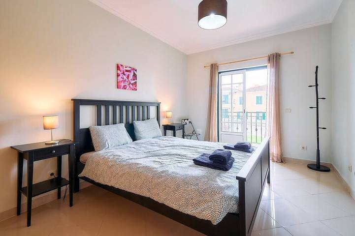 Ganze Wohnung, Wunderschönes Apartment in ruhiger Lage mit Meerblick in Alporchinhos (Atlantikküste), Porches