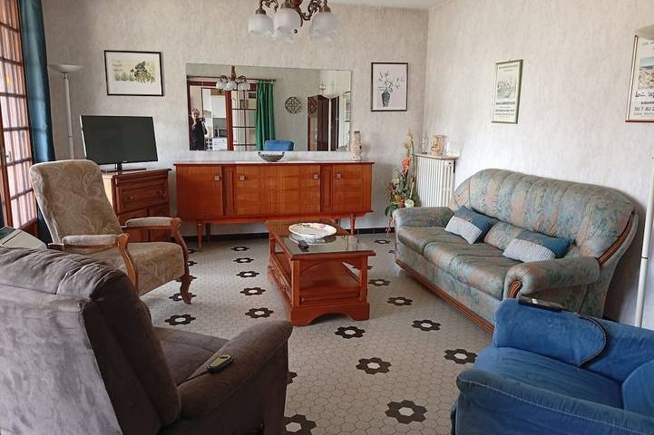 House located just an 8-minute walk—or \"on foot\"—from all amenities and the banks of the Lot River!! in Saint-Sylvestre-sur-Lot, Quercy